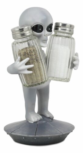 Extra Terrestrial UFO Outer Space Roswell Alien Salt And Pepper Shakers Set