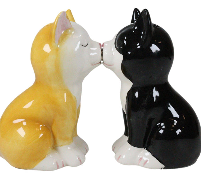 Kissing Black And Yellow Kittens Salt And Pepper Shakers Cat Pair Kitchen Decor